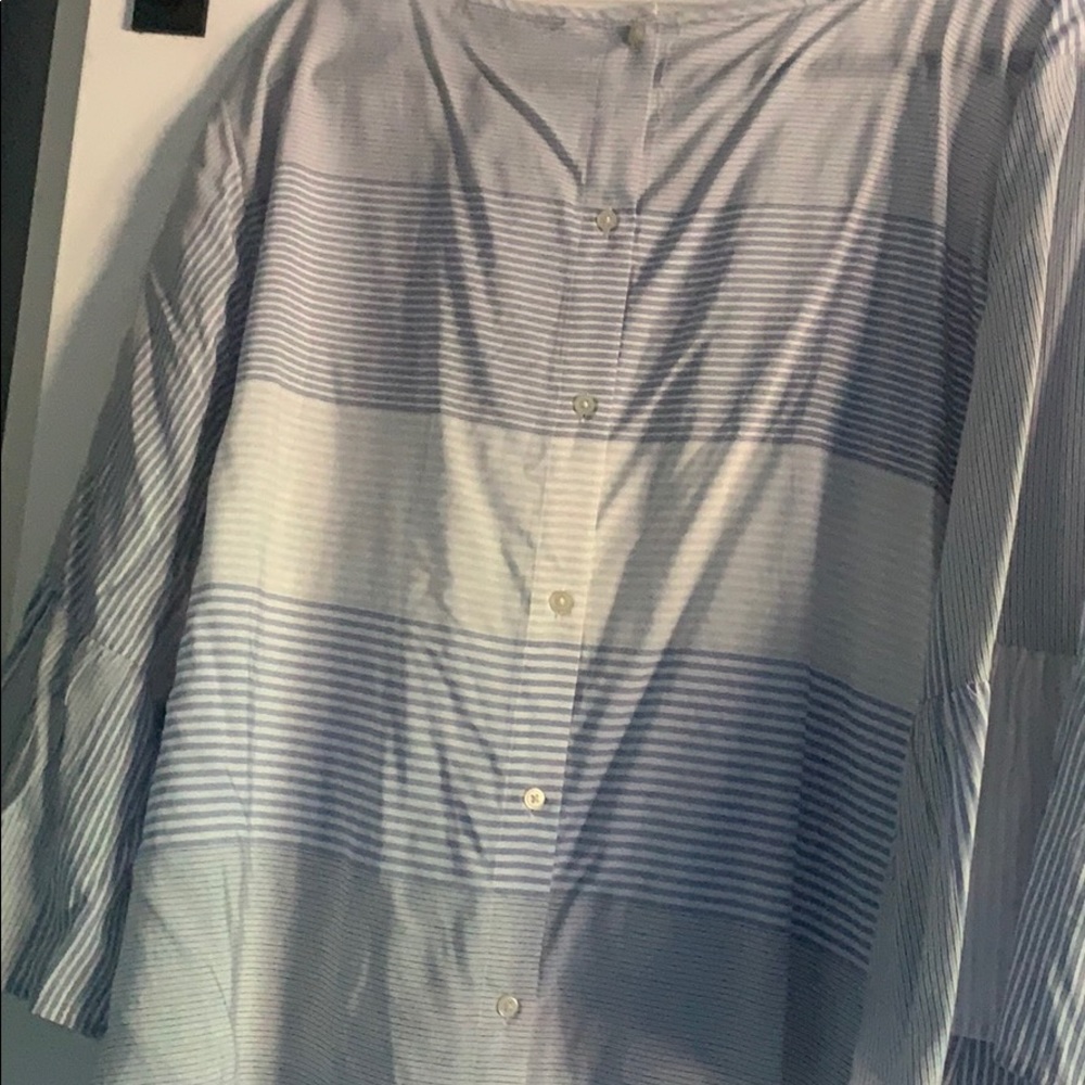 Cute button back shirt - Picture 2 of 2